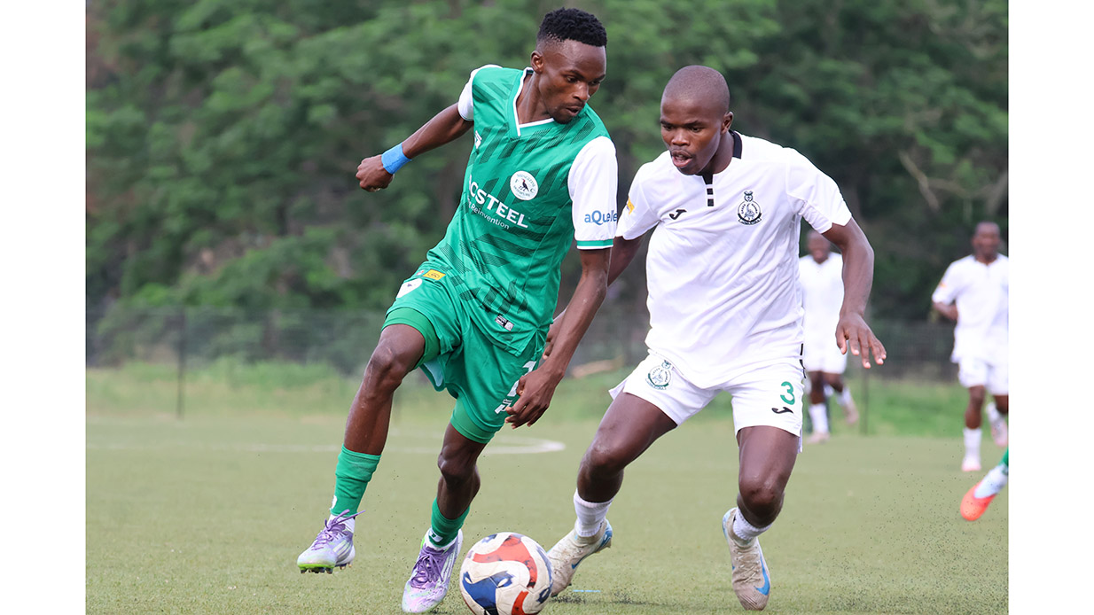 Nsingizini captain Wenzile Lushaba in a fierce fight for the ball with Green Mamba's Neliswa Nkambule during a league match. (Pic:Nimrod Hlophe)